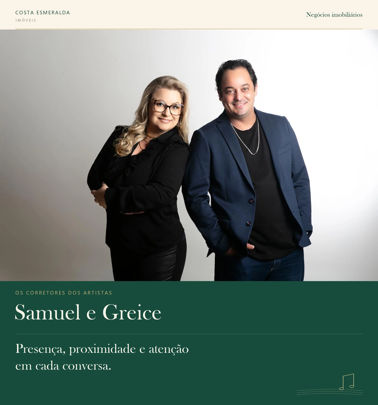 Samuel e Greice lado a lado, em fotografia original. Abaixo: Os corretores dos artistas; Samuel e Greice; presença, proximidade e atenção em cada conversa.